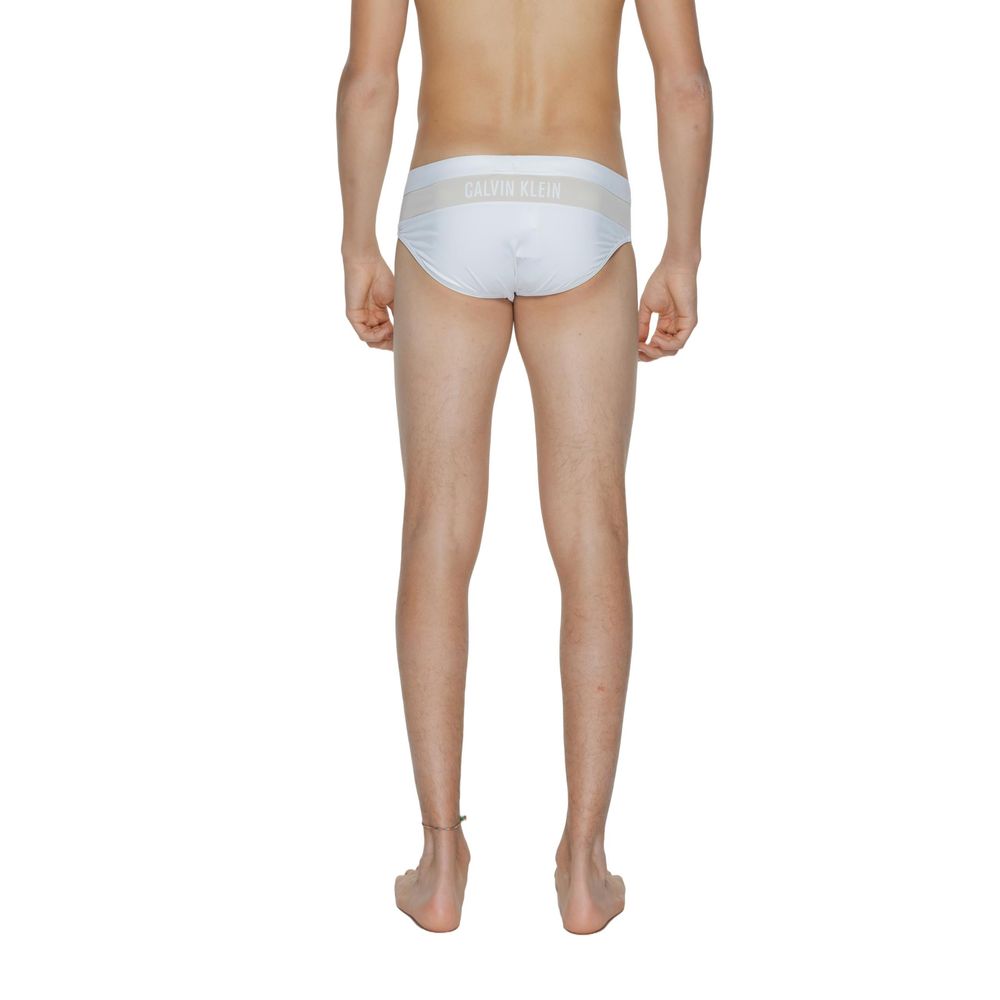 Maillot de bain homme Calvin Klein en polyamide blanc, coupe slip, avec logo discret, pour la plage ou la piscine.