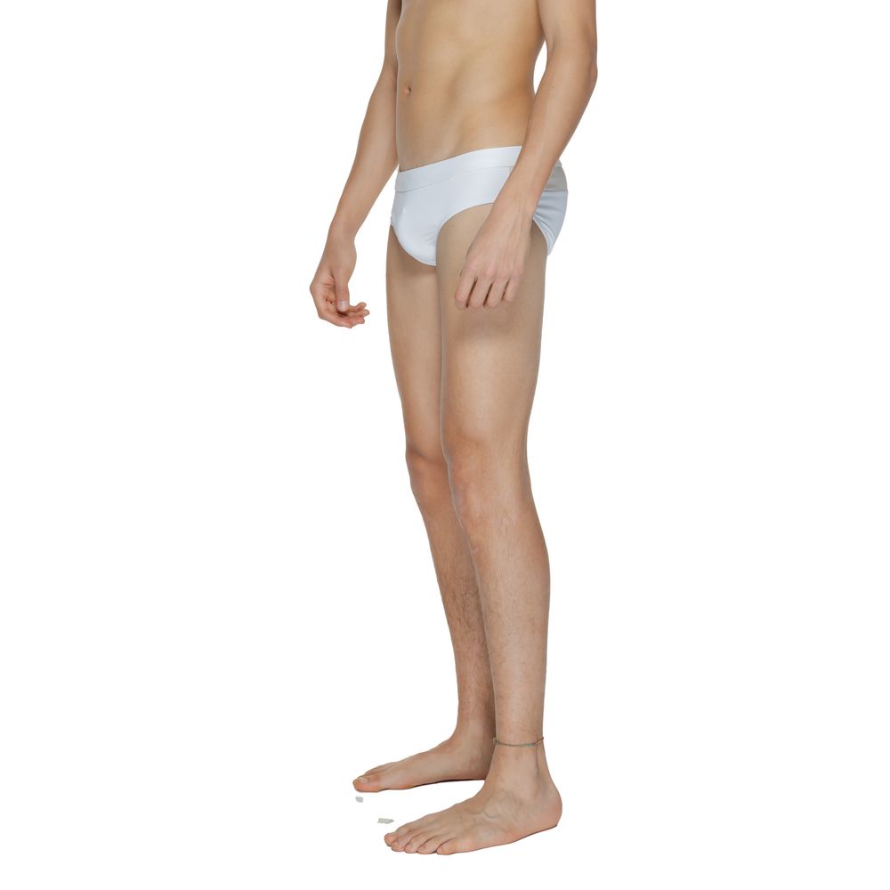 Caleçon de bain blanc en polyamide de la marque Calvin Klein, tissu léger et ajusté pour la natation.