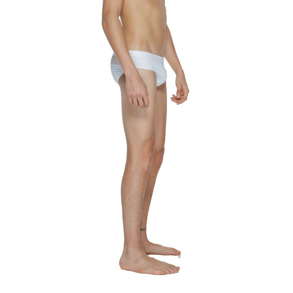 Short de bain Calvin Klein en polyamide blanc, ajusté, avec logo discret, parfait pour la plage ou la piscine.