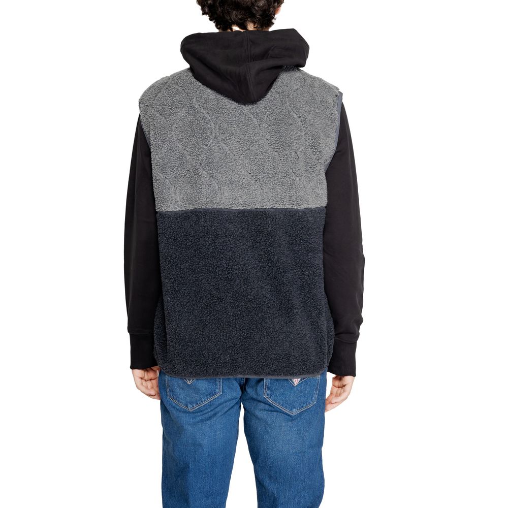 Veste sans manches Tommy Hilfiger Jeans noire en polyester recyclé, visible avec détails de coupe et texture du tissu.