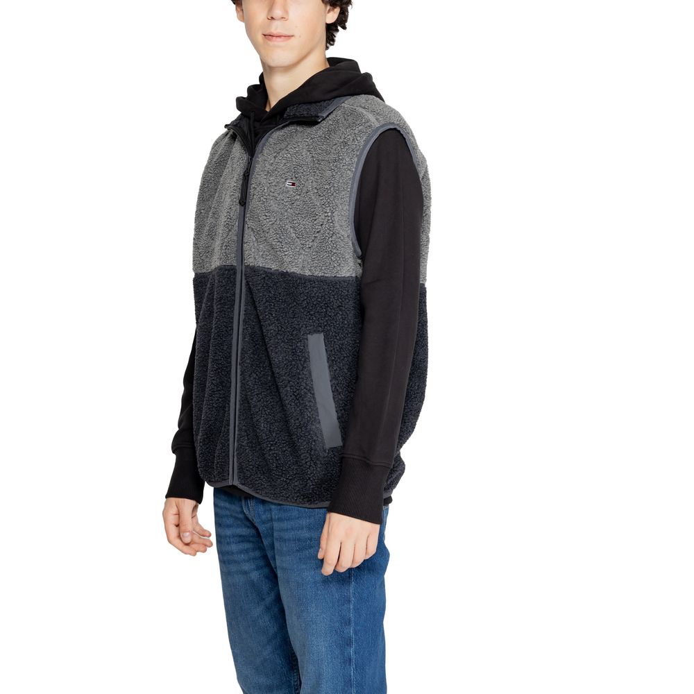 Veste sans manches Tommy Hilfiger Jeans noire en polyester recyclé, vue de face sur un mannequin.