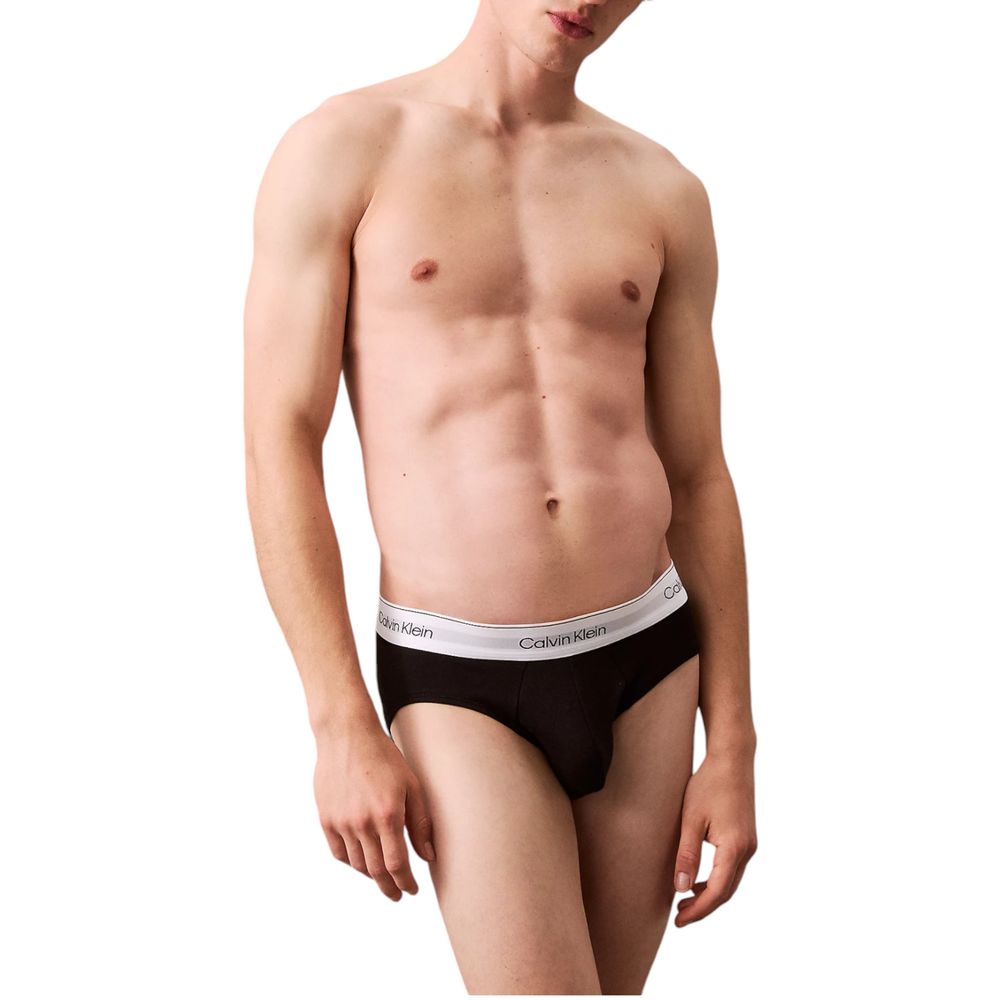 Sous-vêtements Calvin Klein en coton gris, slips briefs masculins confortables, logo Calvin Klein visible.