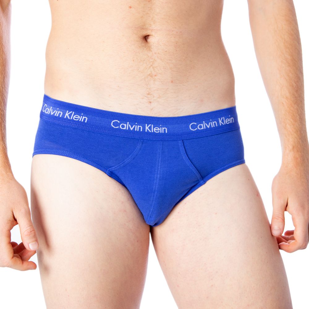 Caleçons briefs en coton bleu de la marque Calvin Klein Underwear, présentation de l'avant du sous-vêtement pour homme.