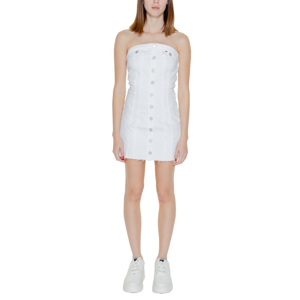 Jeans Tommy Hilfiger blancs en coton recyclé transformés en robe courte, décontractée et tendance.