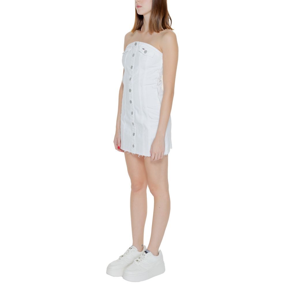 Jeans Tommy Hilfiger blancs en coton recyclé transformés en robe courte, décontractée et élégante.