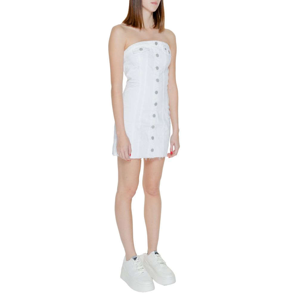 Jean Tommy Hilfiger pour femmes en coton recyclé, coupe courte, style robe blanche, détails modernes et look décontracté.