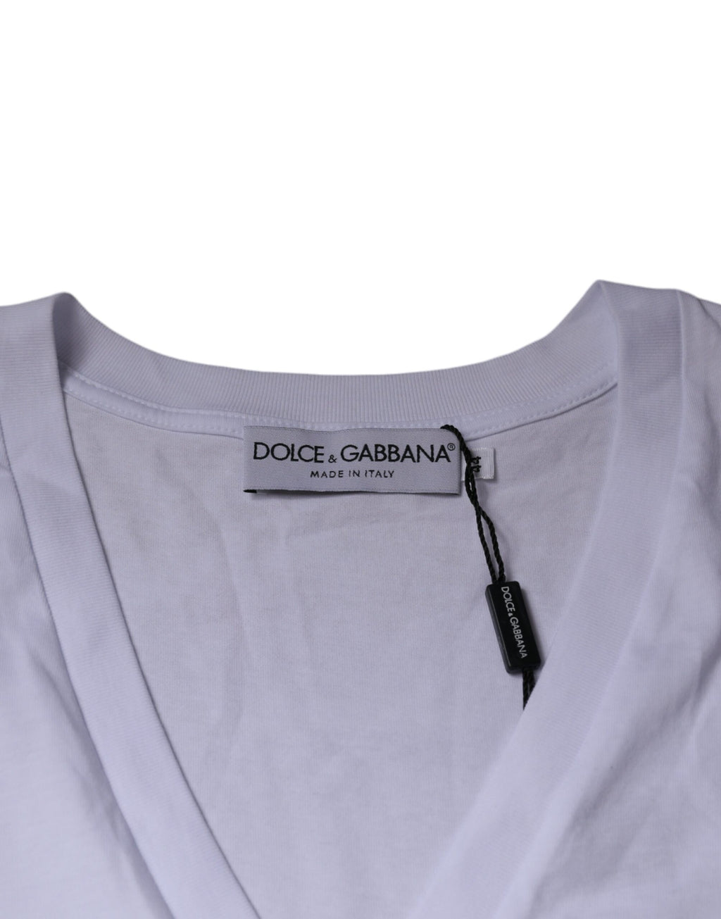 T-shirt à manches courtes Dolce & Gabbana en coton blanc avec logo, col en V, design élégant et décontracté.