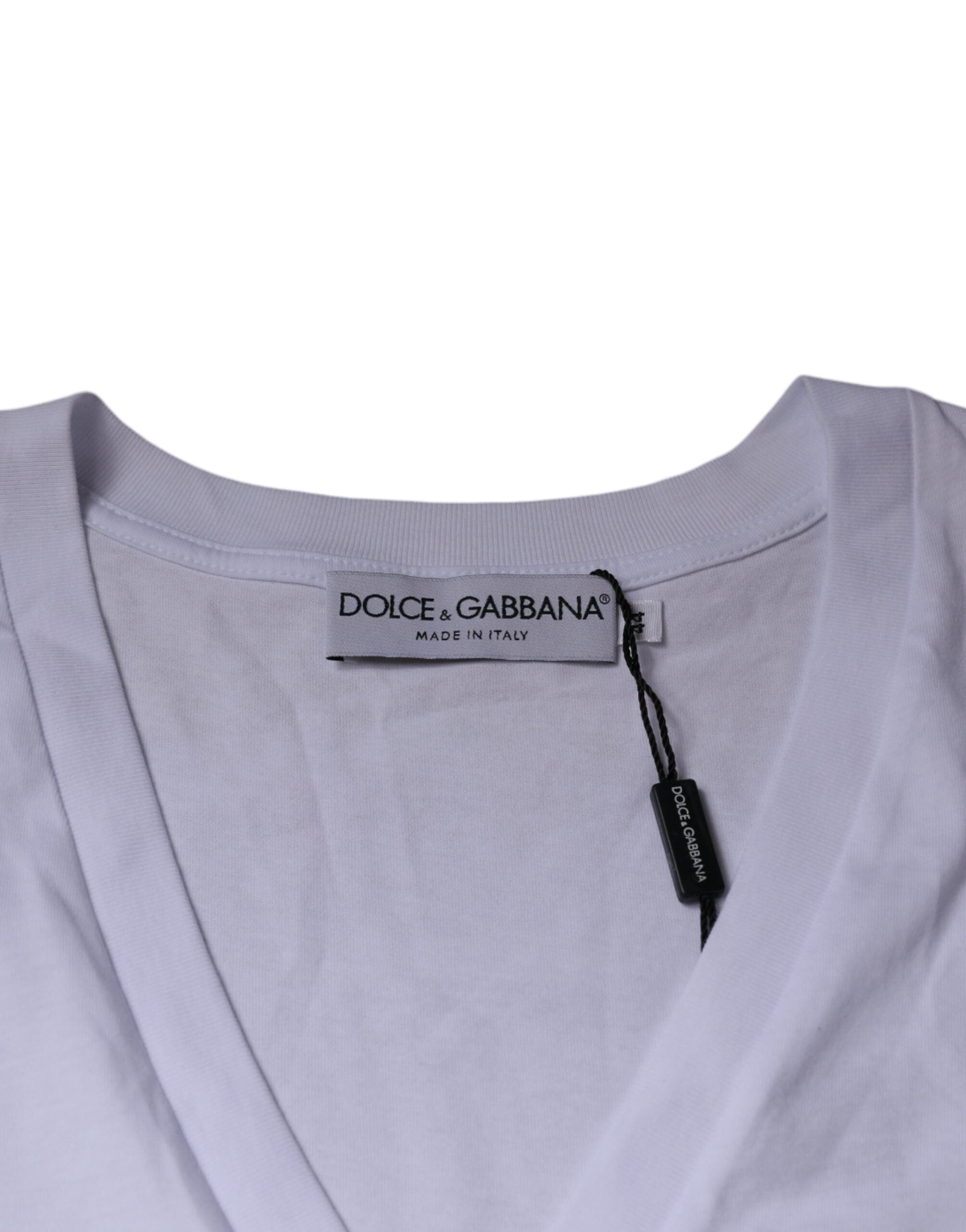 T-shirt à manches courtes Dolce & Gabbana en coton blanc avec logo, col en V, design élégant et décontracté.