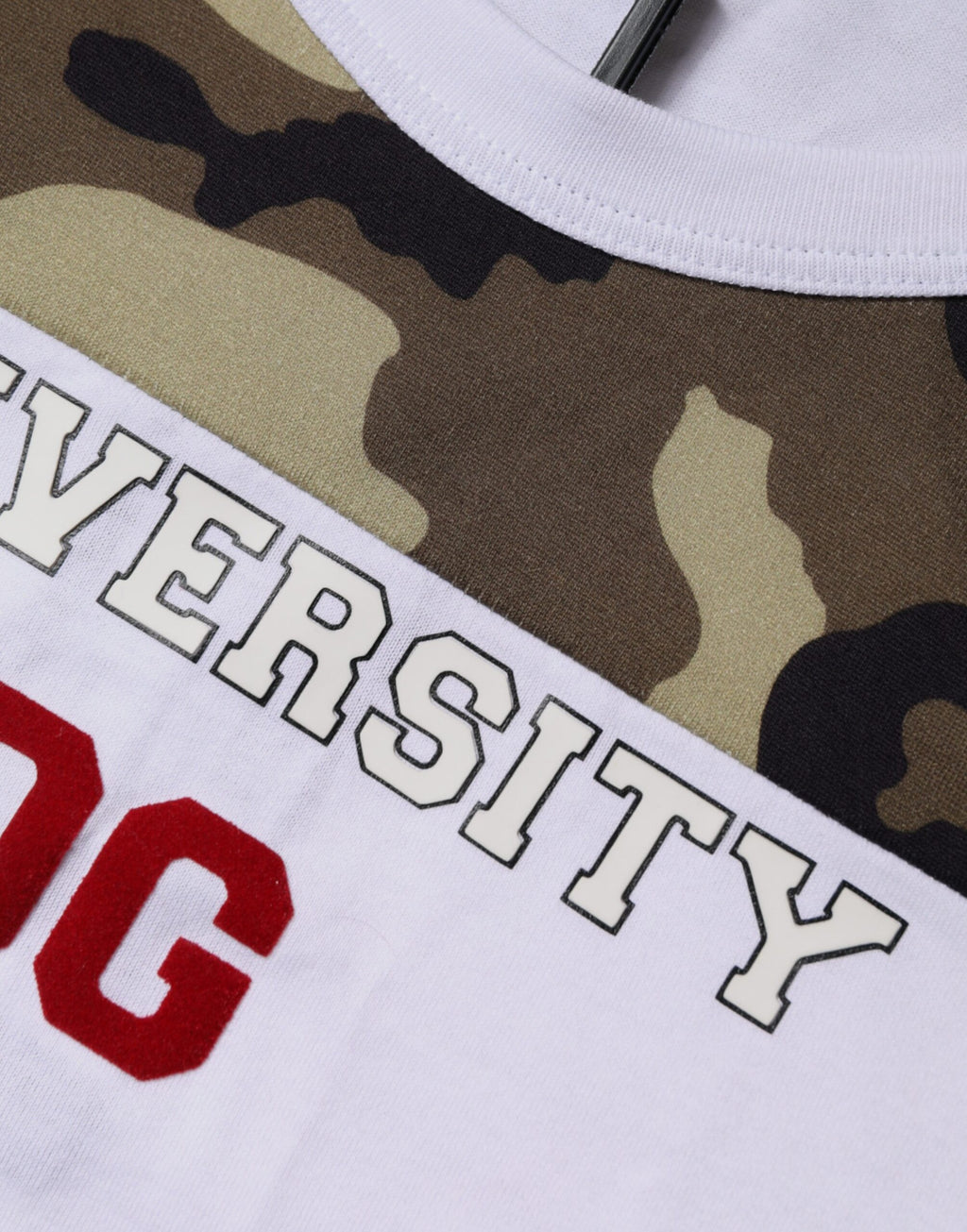 T-shirt sans manches blanc à camouflage Dolce & Gabbana, style décontracté avec logo sur la poitrine.
