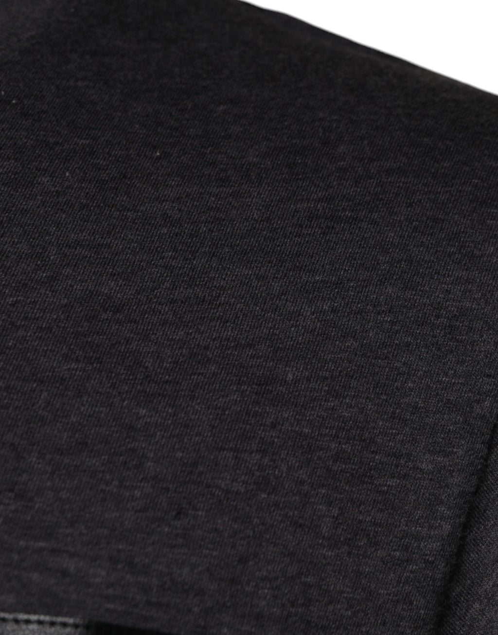 T-shirt en coton gris avec logo Dolce & Gabbana, col rond et patch logo visible sur le devant.