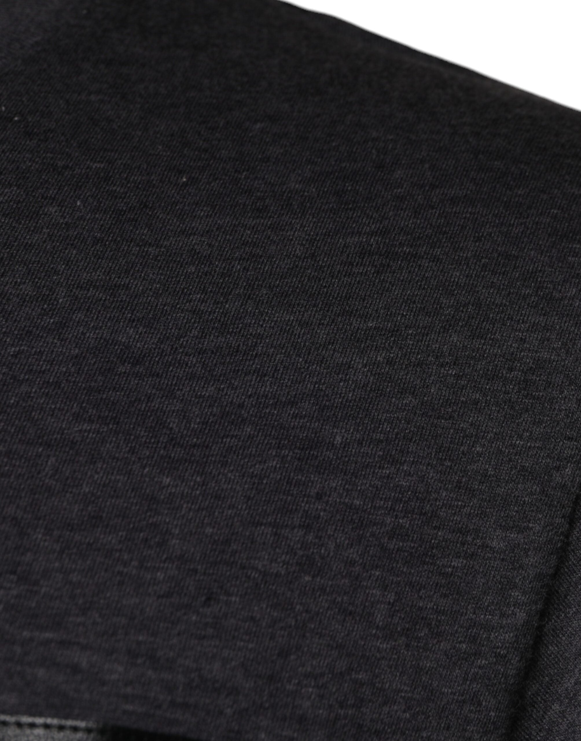 T-shirt en coton gris avec logo Dolce & Gabbana, col rond et patch logo visible sur le devant.