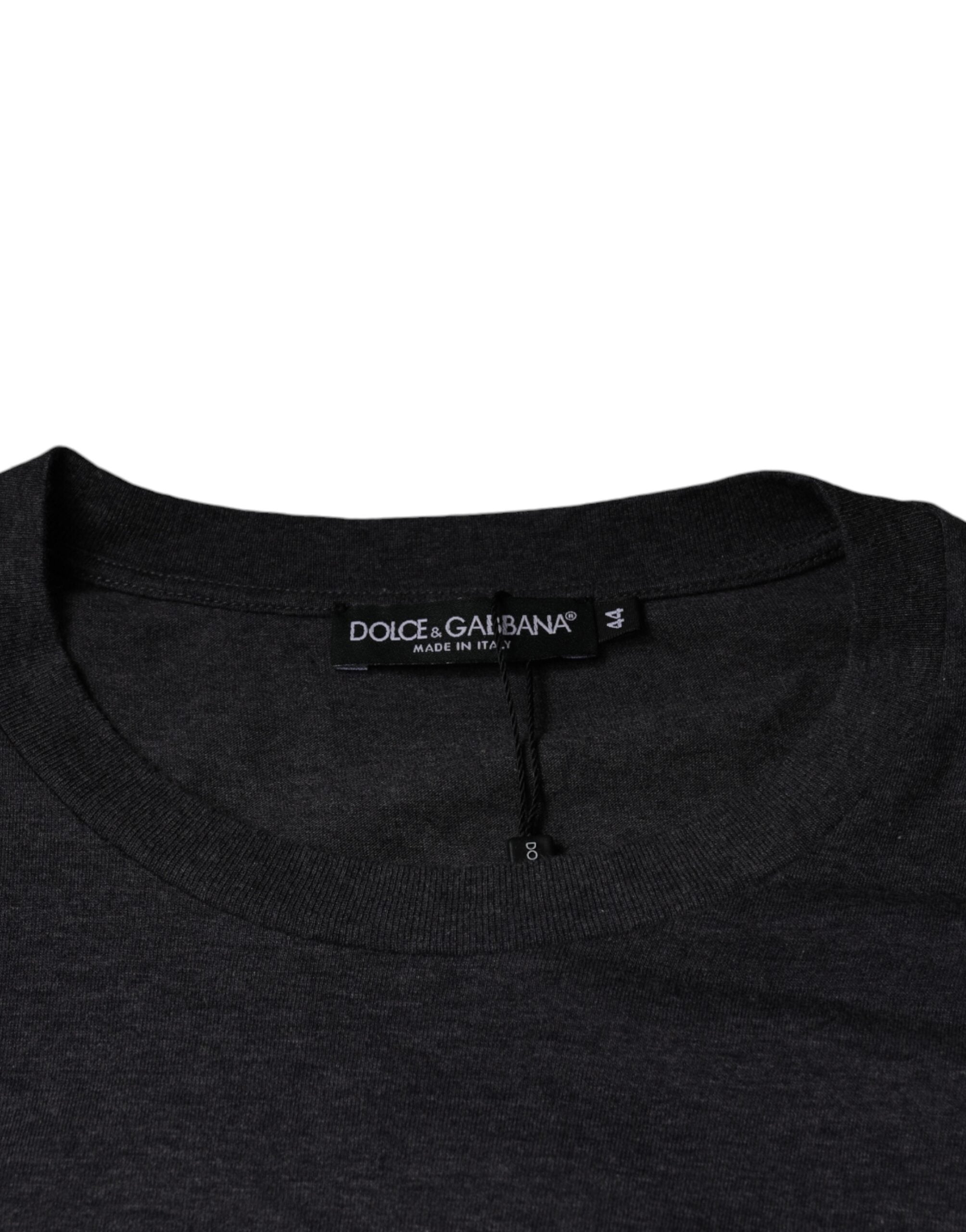 T-shirt en coton gris avec logo Dolce & Gabbana, col rond et patch logo sur la poitrine, mode masculine élégante.