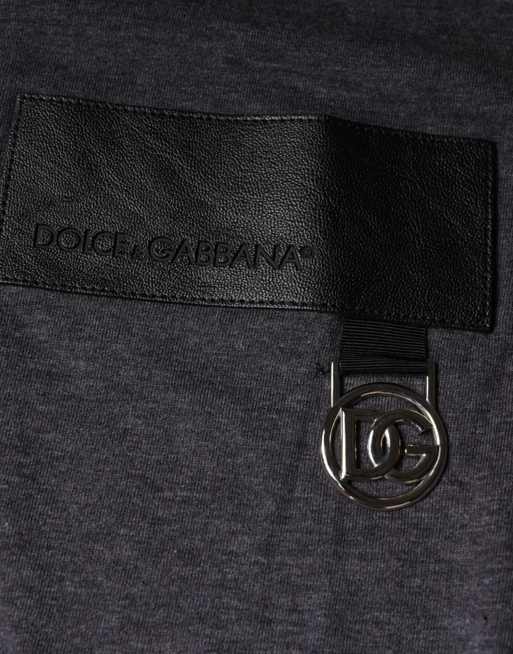 T-shirt en coton gris avec logo Dolce & Gabbana, col rond, design élégant et décontracté, visible avec patch logo sur le devant.