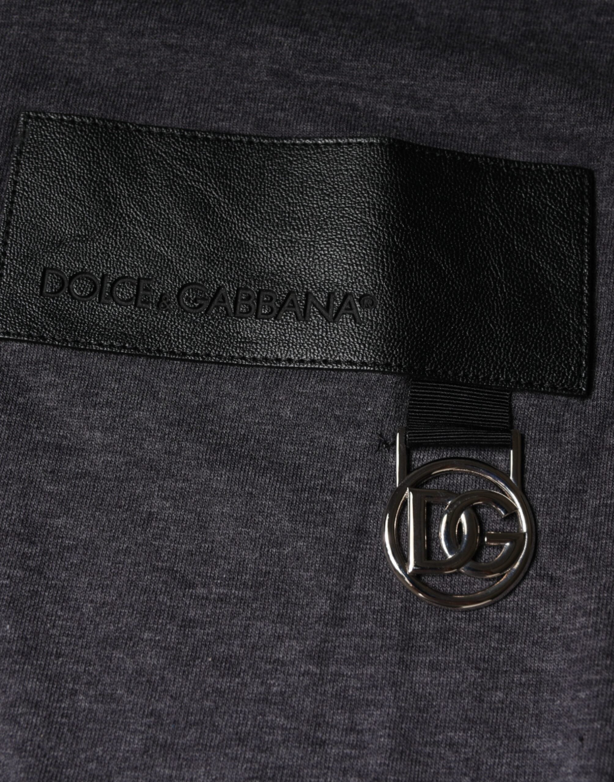 T-shirt en coton gris avec logo Dolce & Gabbana, col rond, design élégant et décontracté, visible avec patch logo sur le devant.