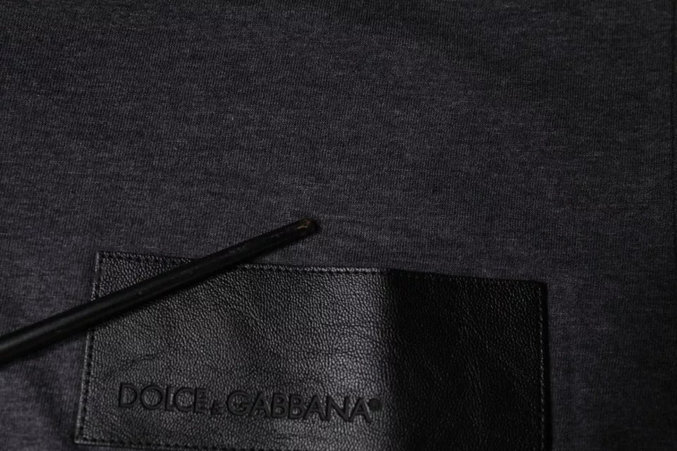 T-shirt à col rond en coton gris avec logo Dolce & Gabbana, patch décoratif, style décontracté et élégant.