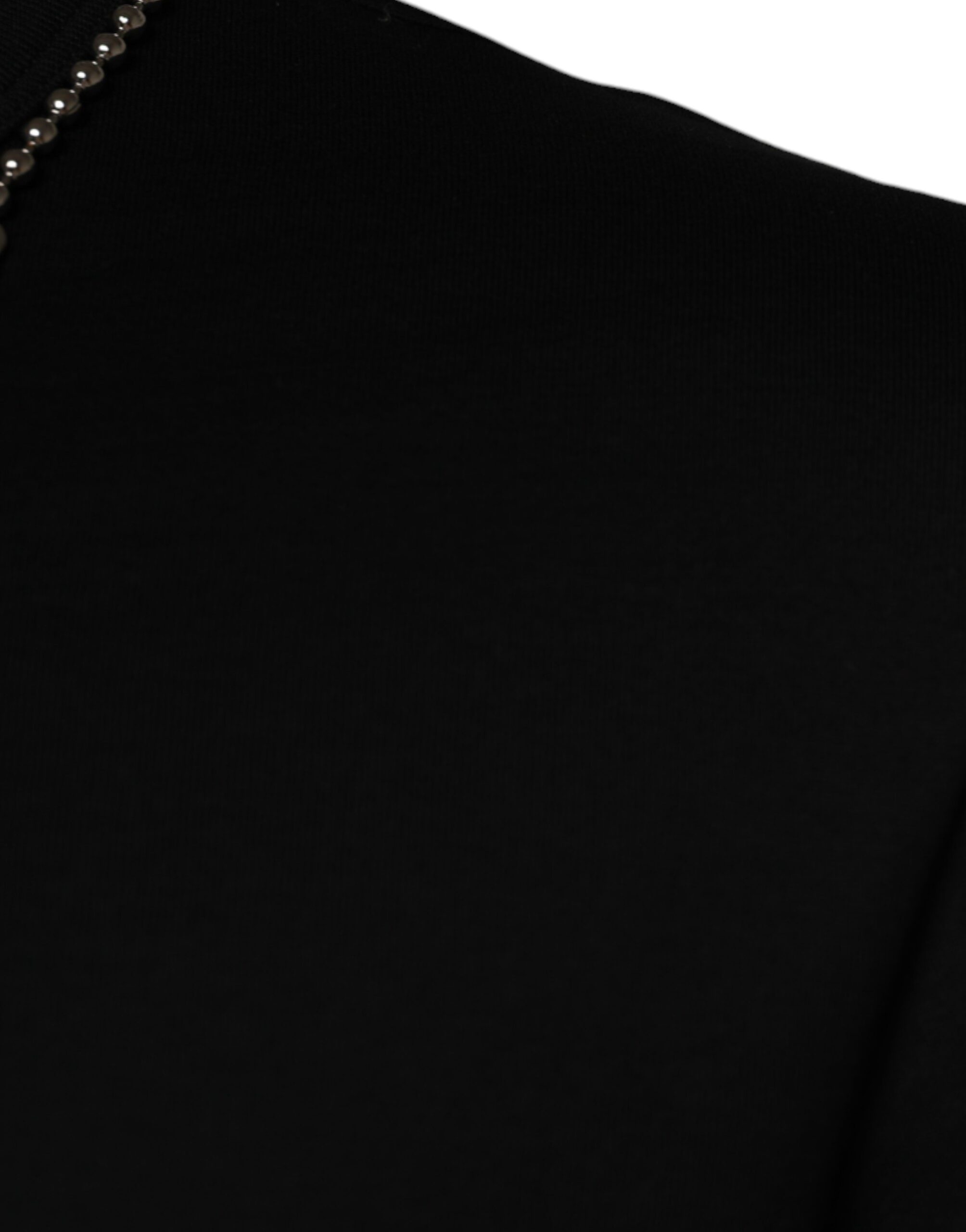 T-shirt noir en coton Dolce & Gabbana avec col orné de bijoux, style élégant et moderne.