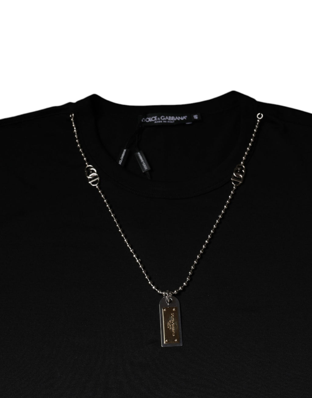 T-shirt noir en coton Dolce & Gabbana avec collier orné de détails embellis, mode élégante et tendance.