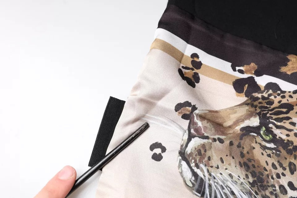 T-shirt noir à manches courtes Dolce & Gabbana avec motif léopard en coton, style élégant et tendance.