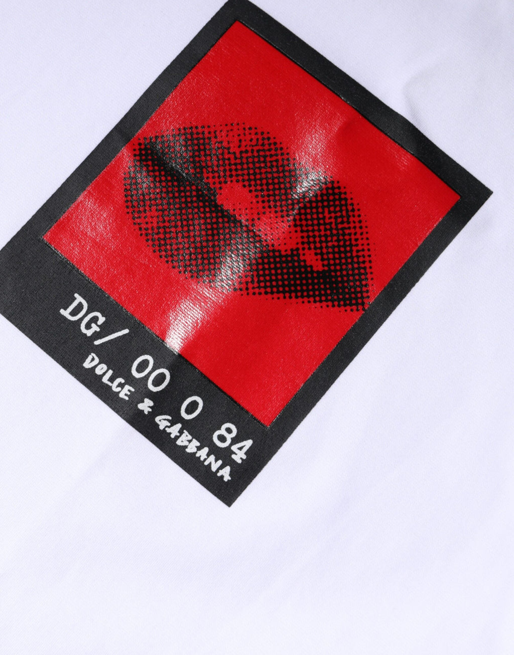 T-shirt blanc en coton Dolce & Gabbana avec imprimé lèvres rouges et blanches, style décontracté et mode élégante.