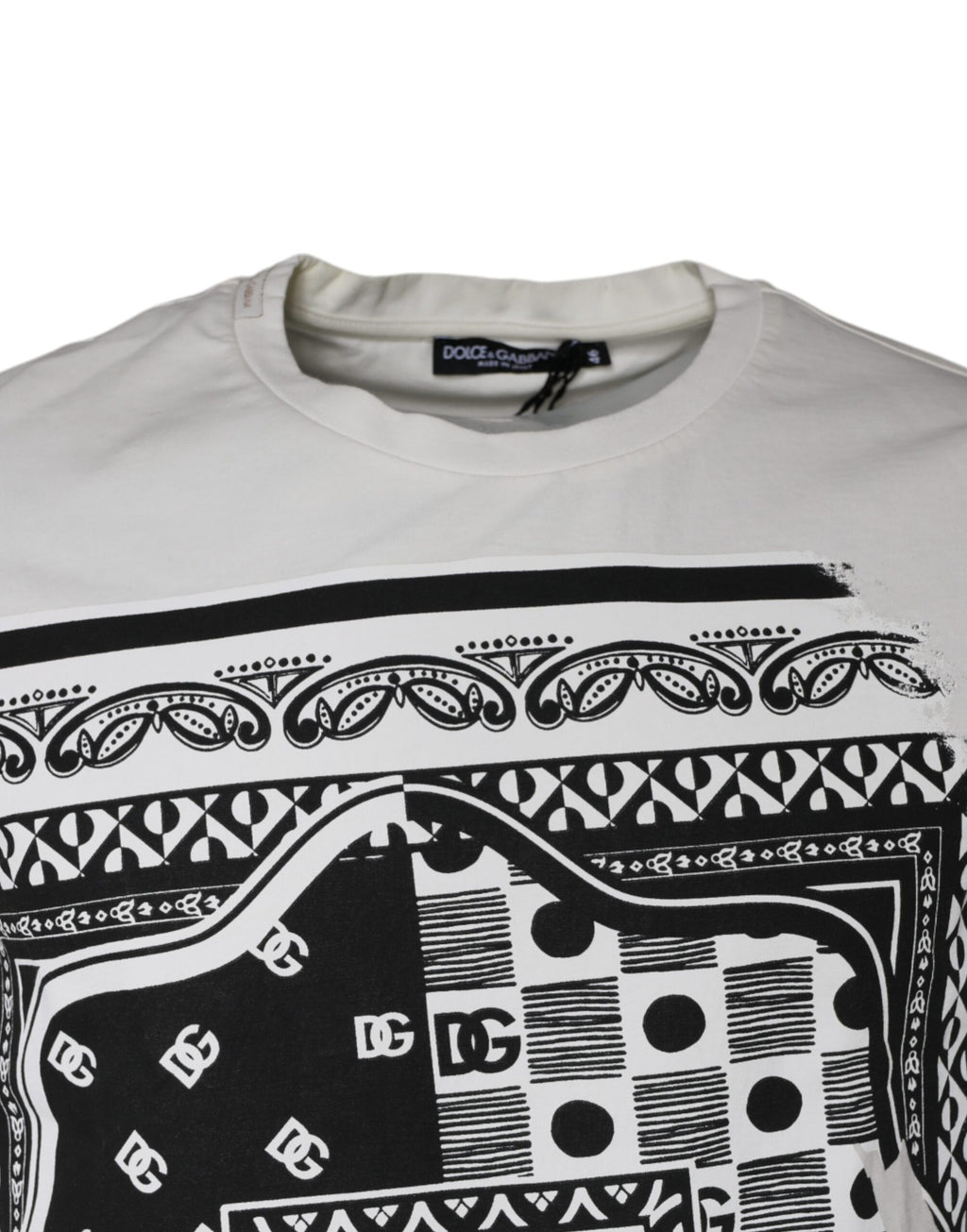 T-shirt blanc à manches courtes Dolce & Gabbana avec motif bandana en coton, mode élégante et tendance.