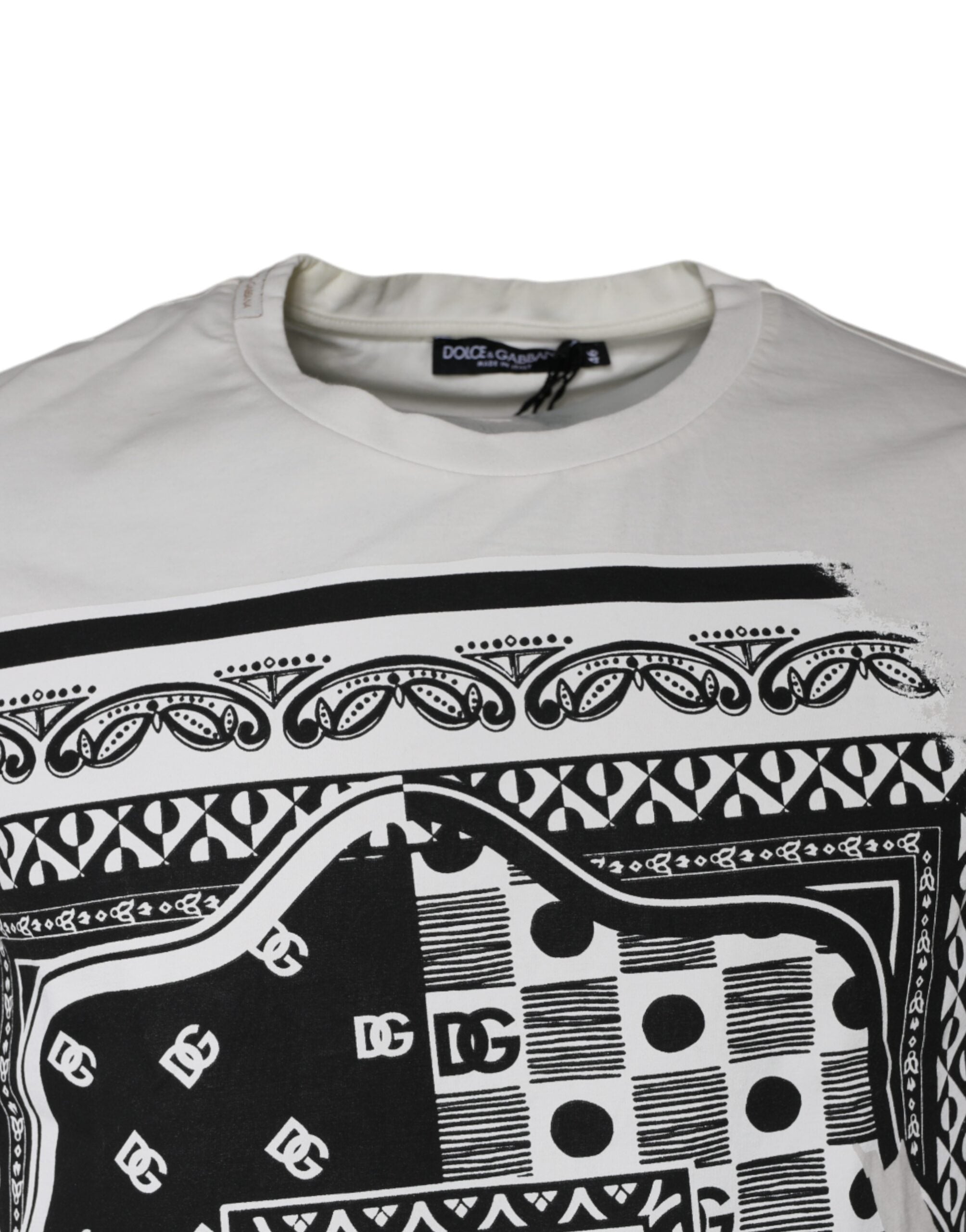 T-shirt blanc à manches courtes Dolce & Gabbana avec motif bandana en coton, mode élégante et tendance.