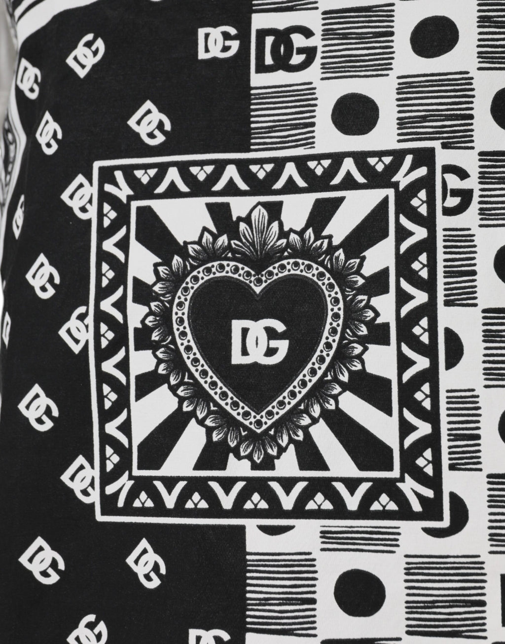 T-shirt blanc à manches courtes Dolce & Gabbana avec motif bandana en coton, style élégant et décontracté.