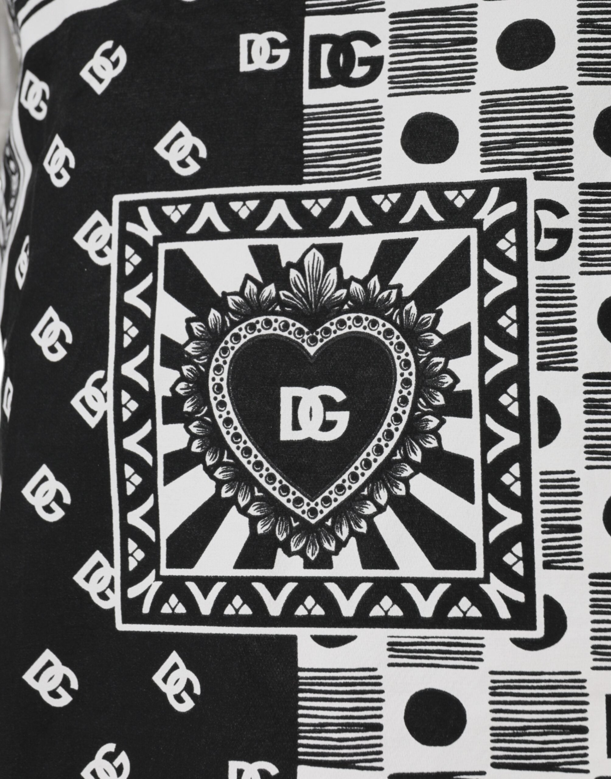 T-shirt blanc à manches courtes Dolce & Gabbana avec motif bandana en coton, style élégant et décontracté.