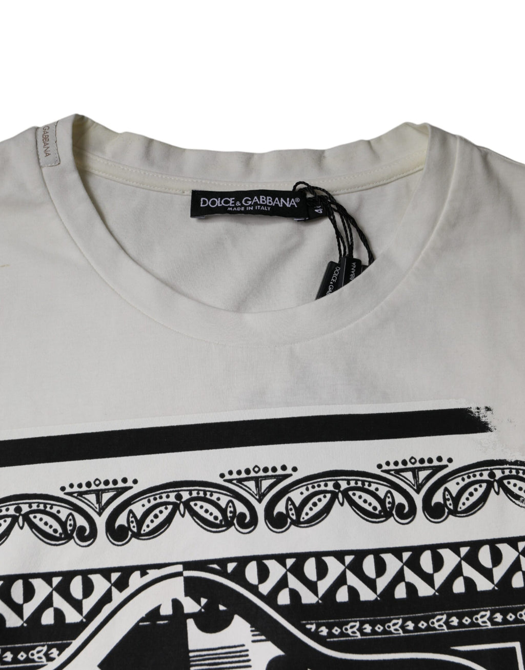 T-shirt Dolce & Gabbana en coton blanc avec motif bandana, manches courtes, style décontracté.