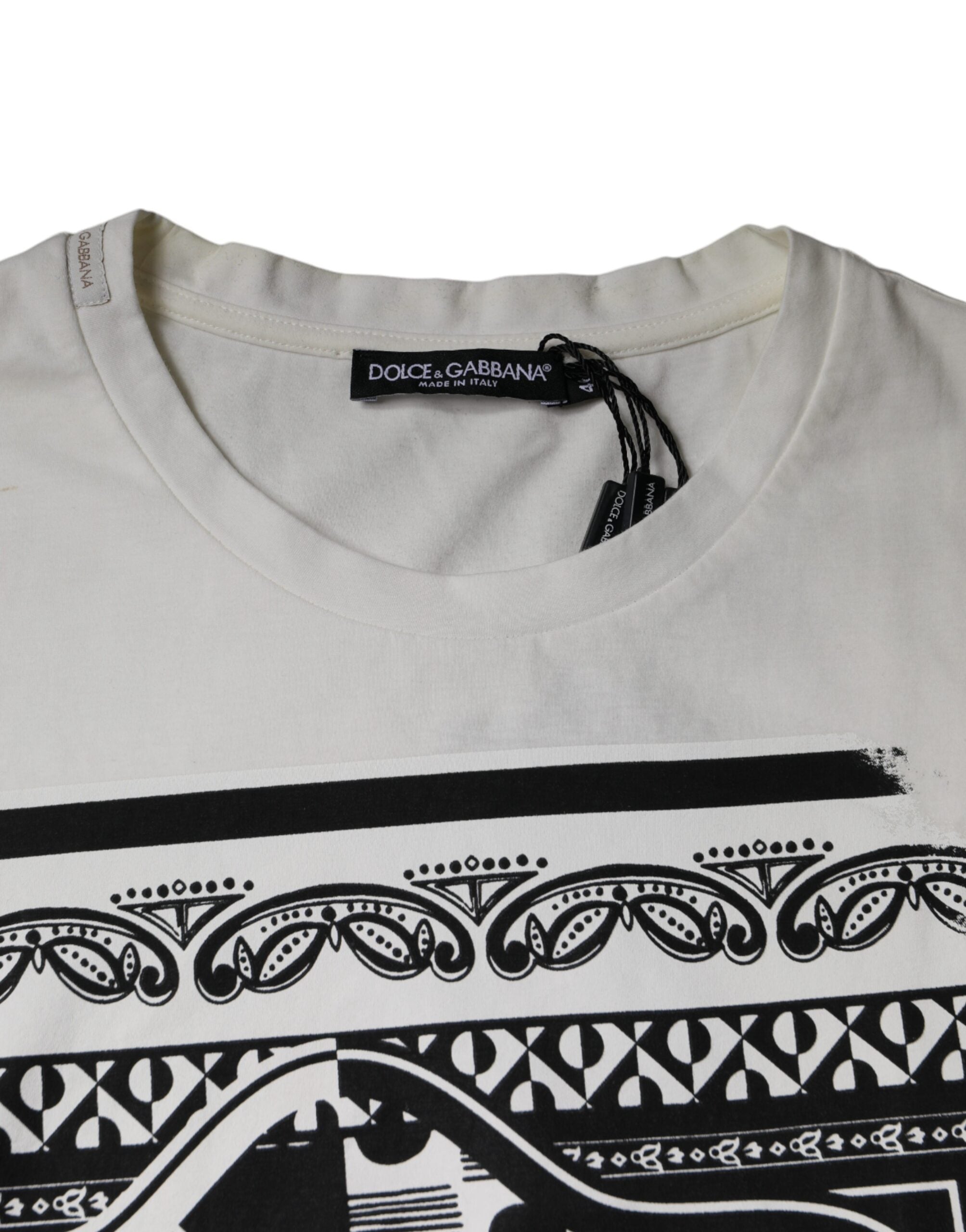 T-shirt Dolce & Gabbana en coton blanc avec motif bandana, manches courtes, style décontracté.