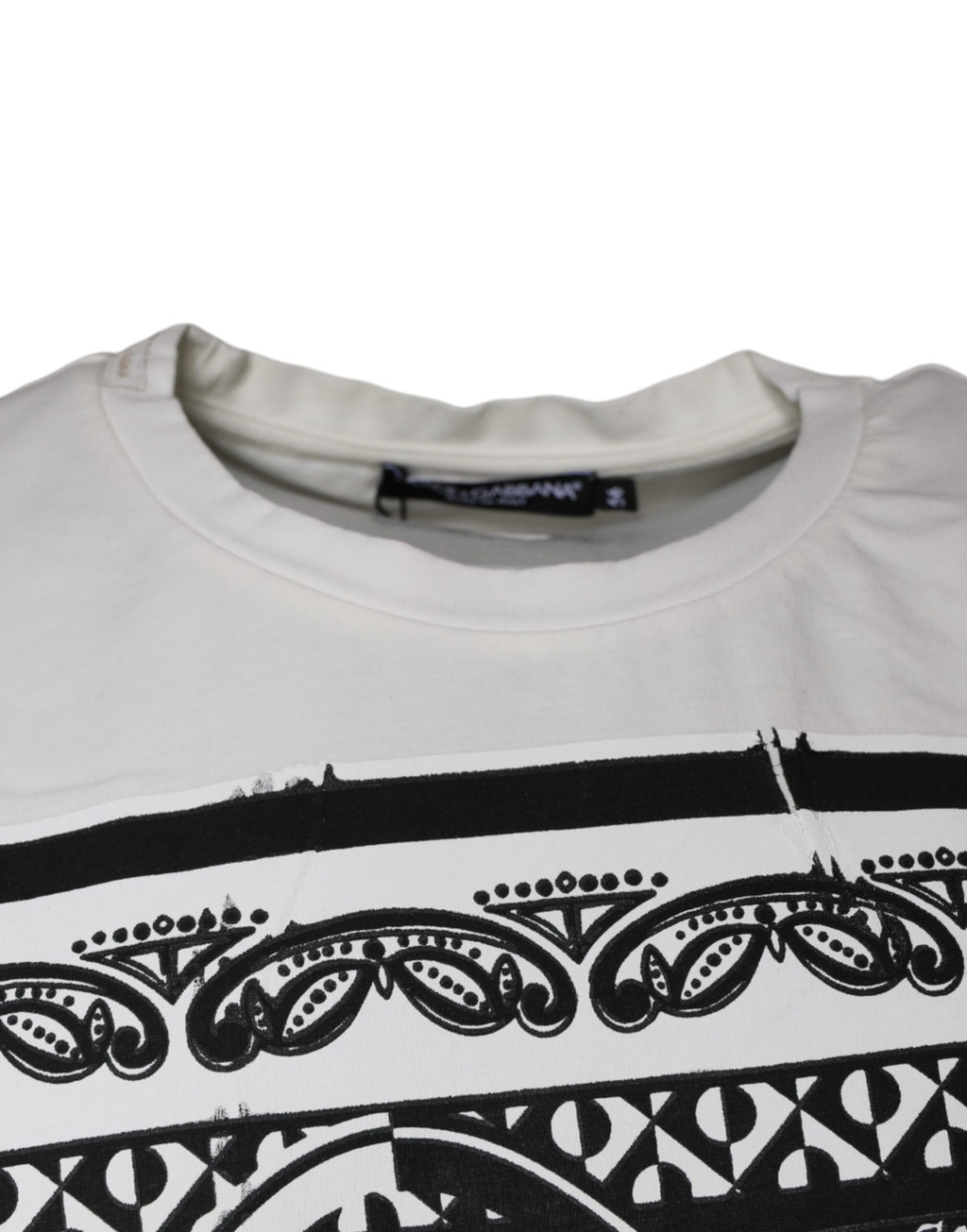 T-shirt blanc à manches courtes Dolce & Gabbana avec imprimé bandana en coton, mode élégante et décontractée.