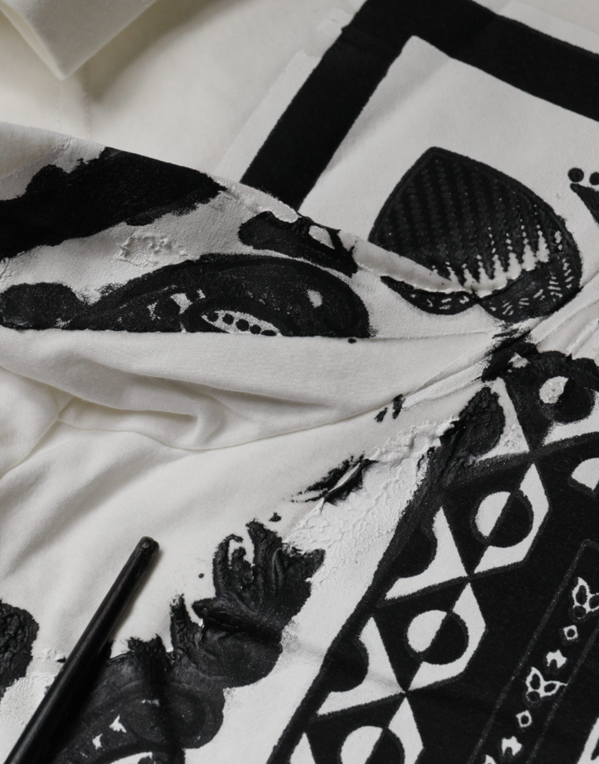 T-shirt blanc Dolce & Gabbana en coton avec motif bandana à manches courtes, style élégant et décontracté.