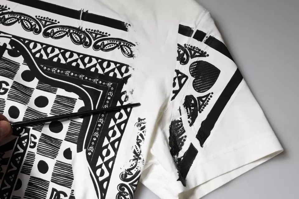 T-shirt blanc Dolce & Gabbana en coton avec motif bandana à manches courtes, style élégant et décontracté.