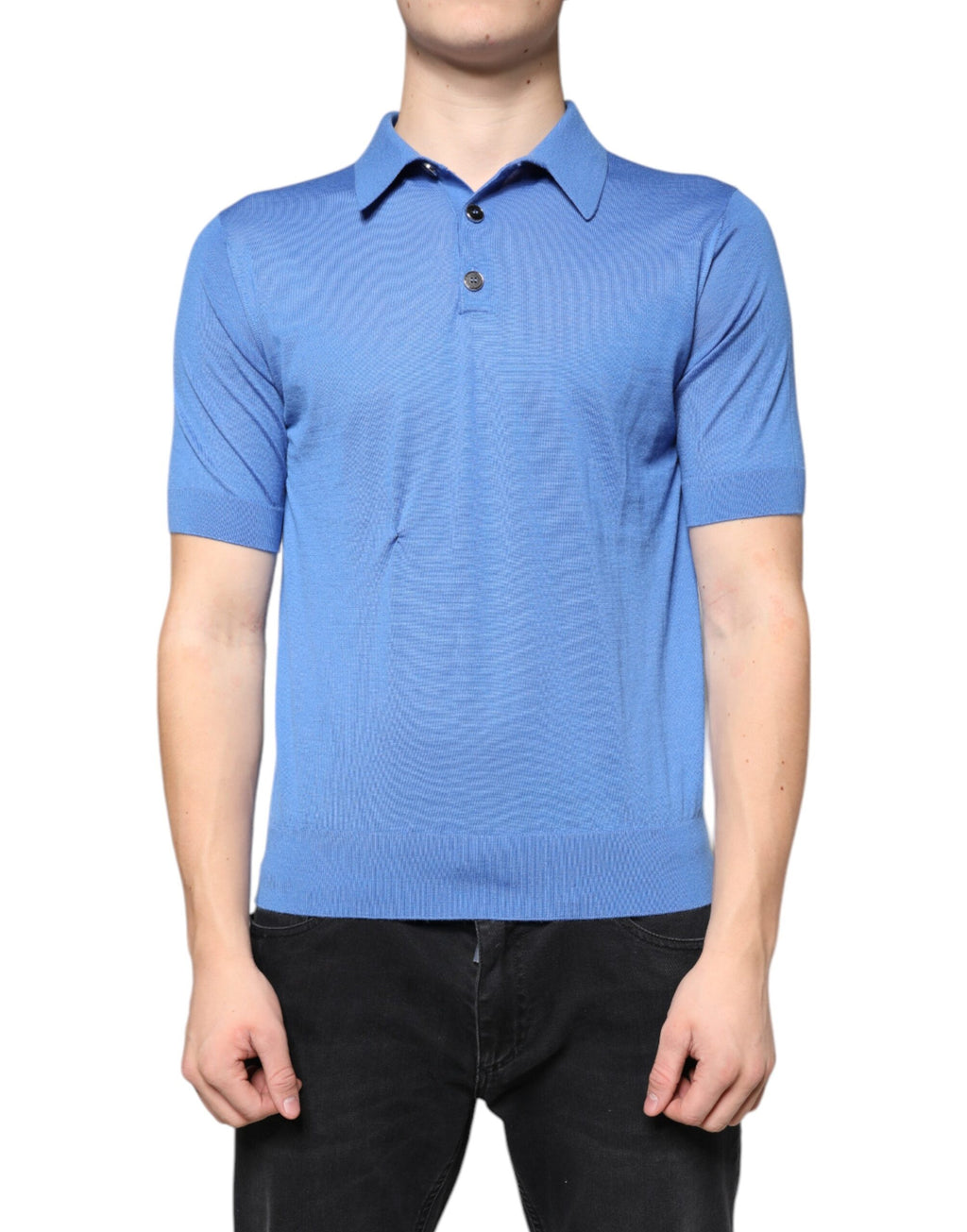 Polo homme Dolce & Gabbana en cachemire bleu à manches courtes, style élégant et tissu doux visible sur l'image.