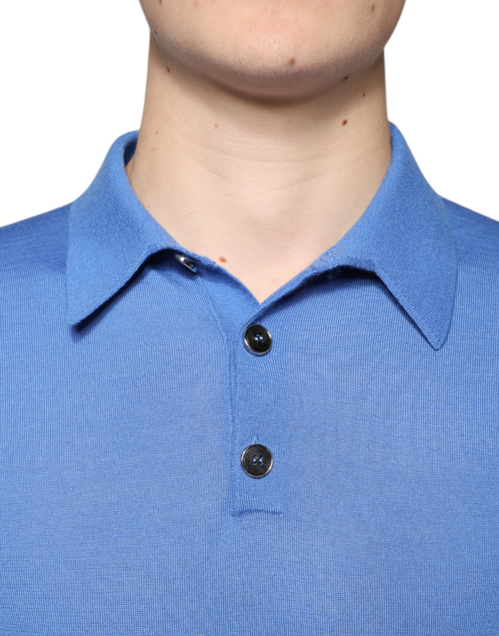 Polo homme Dolce & Gabbana en cachemire bleu à manches courtes, style élégant et confort, vue de face.