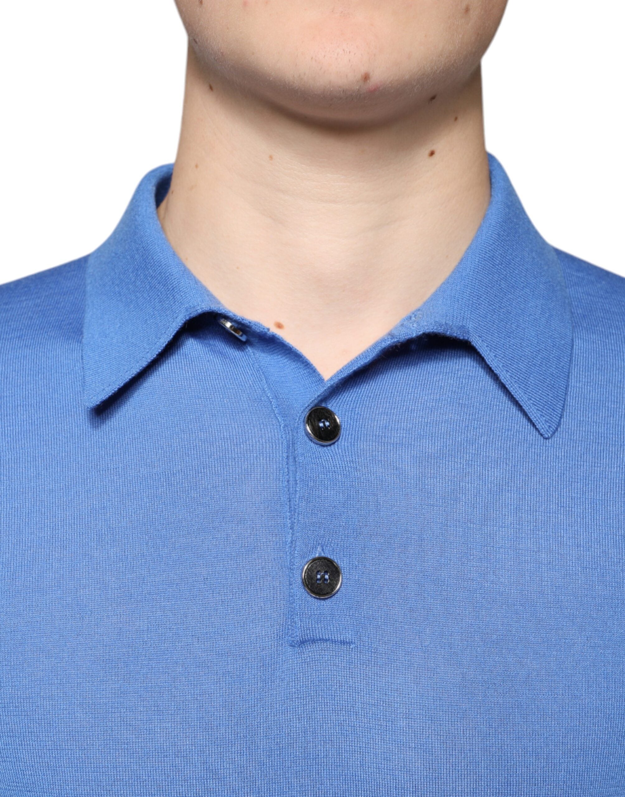 Polo homme Dolce & Gabbana en cachemire bleu à manches courtes, style élégant et confort, vue de face.