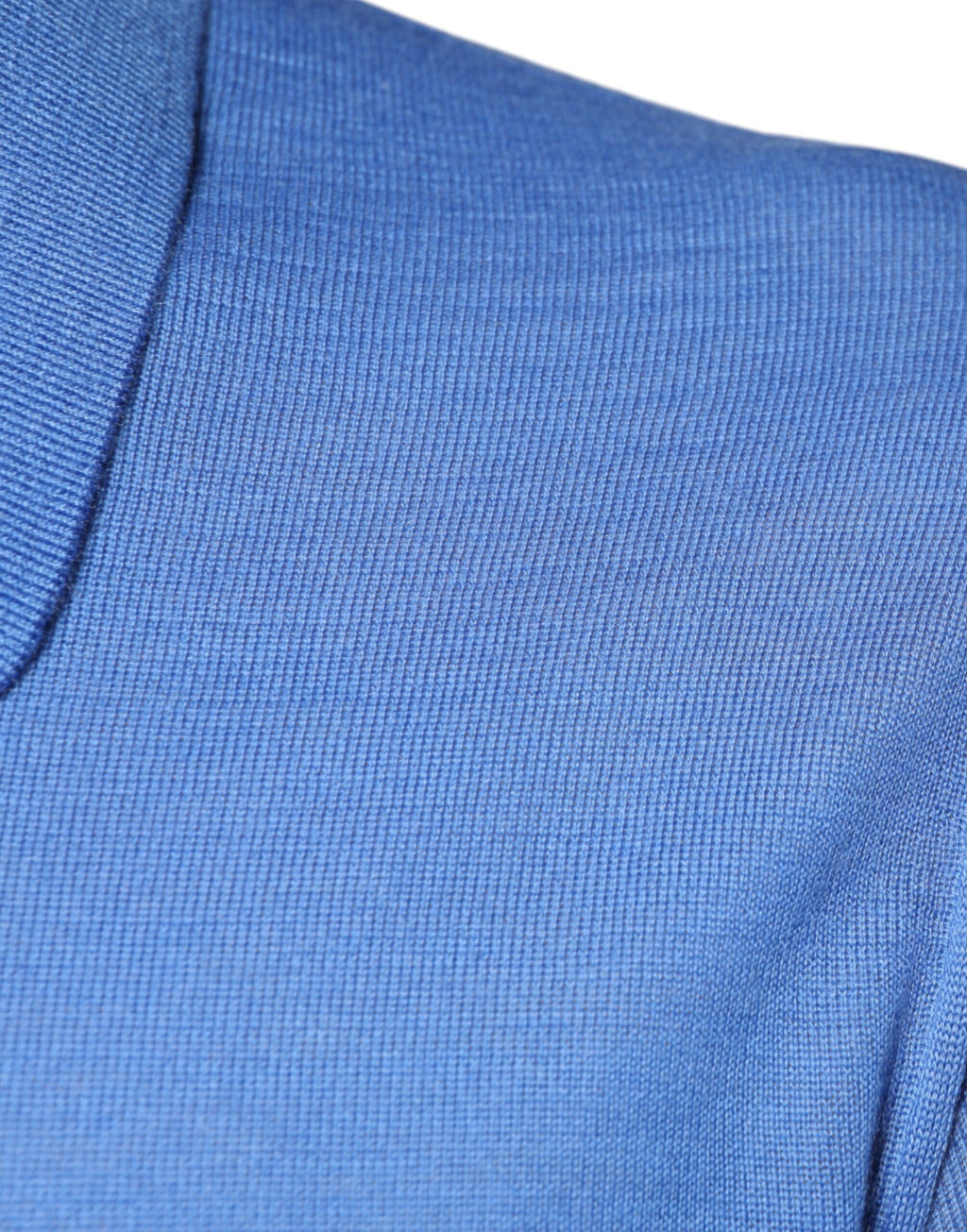 Polo homme Dolce & Gabbana en cachemire bleu à manches courtes, élégant et confortable, visible sur le modèle.