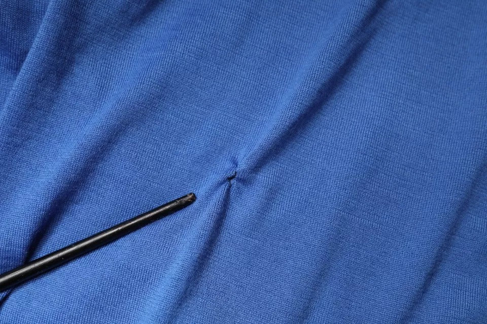 Polo pour homme Dolce & Gabbana en cachemire bleu à manches courtes, style élégant et confortable.