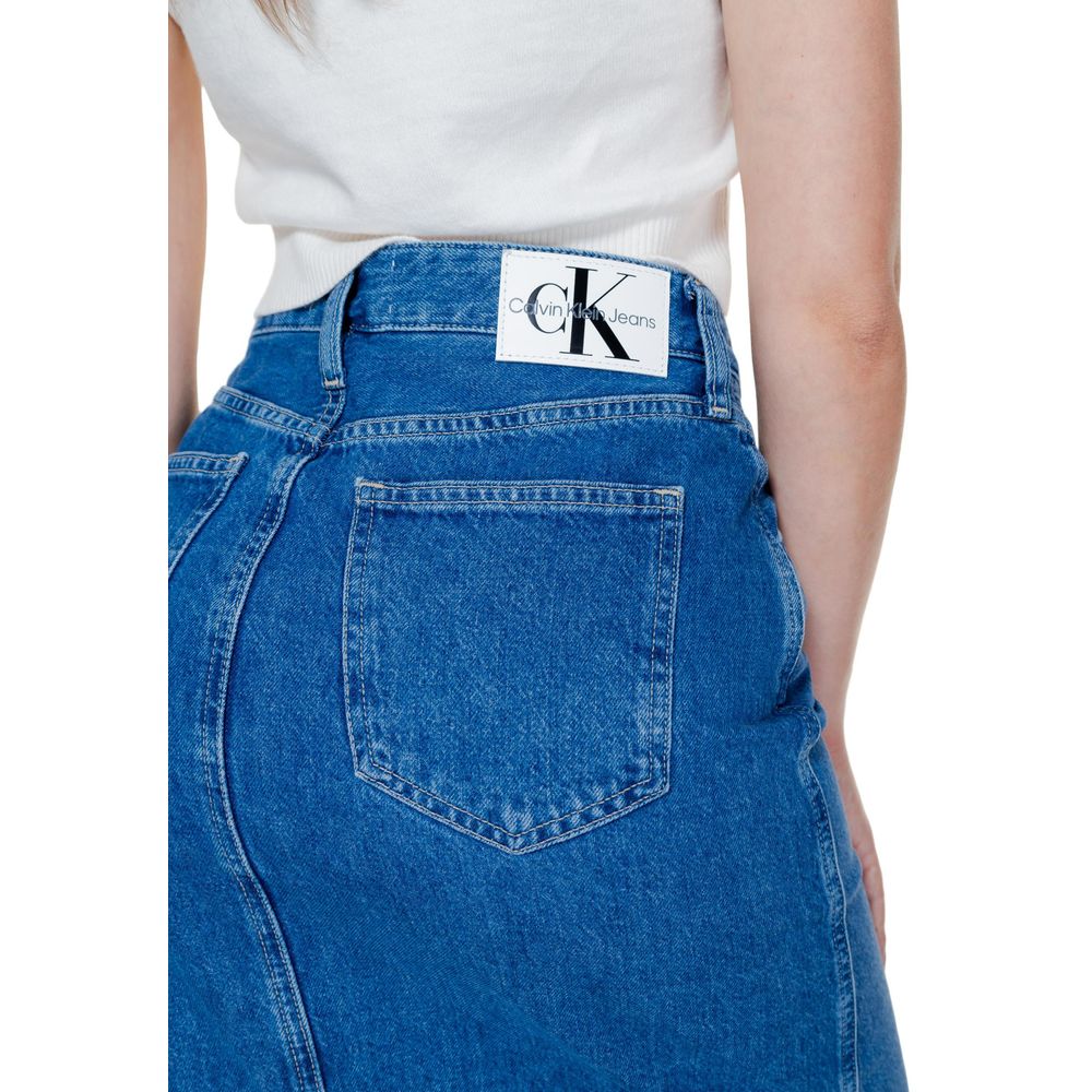Jupe longue en coton bleu de Calvin Klein Jeans, coupe fluide et style décontracté, portée sur un mannequin.