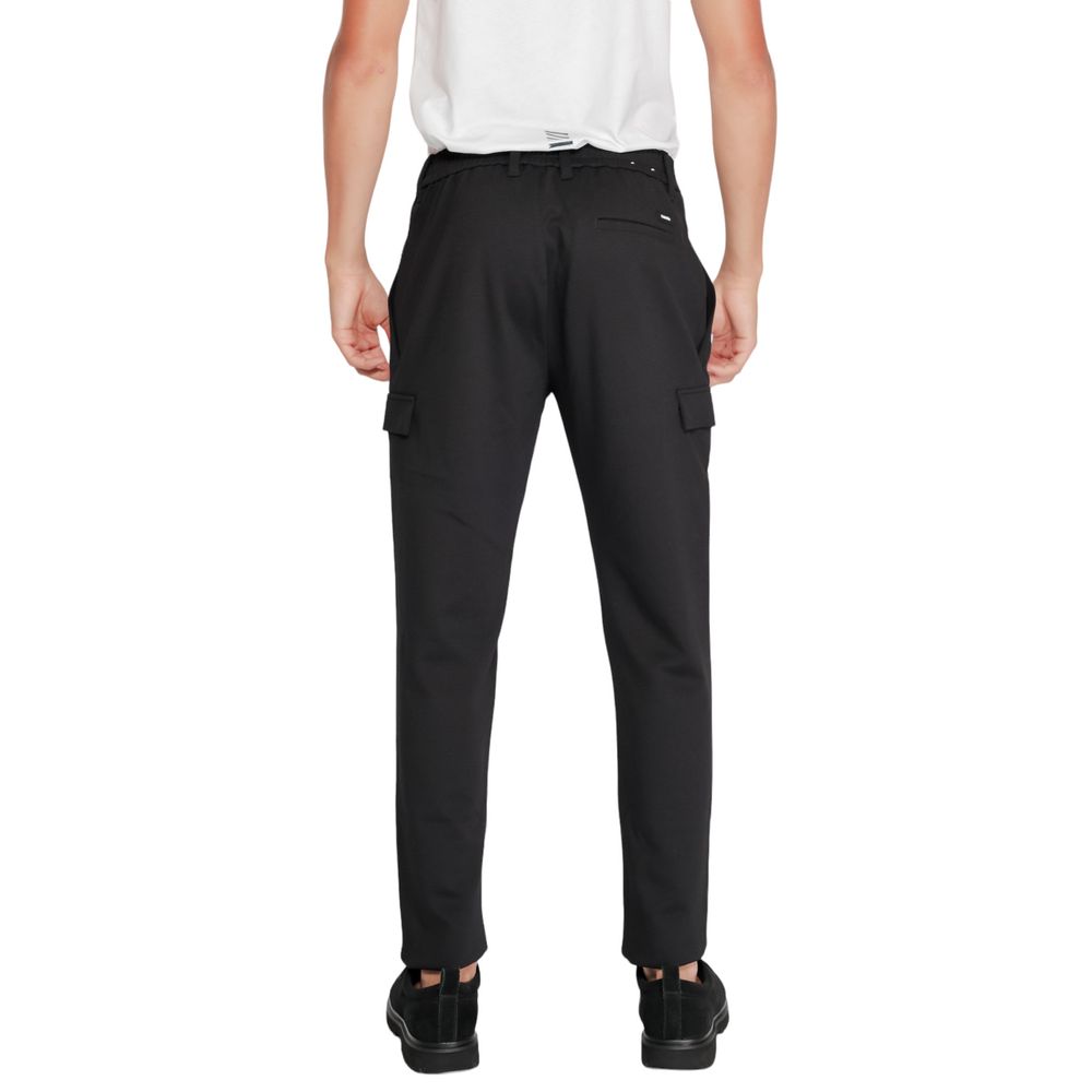Pantalons de survêtement Calvin Klein en polyester recyclé noir, vêtements de sport pour homme, vue de face.