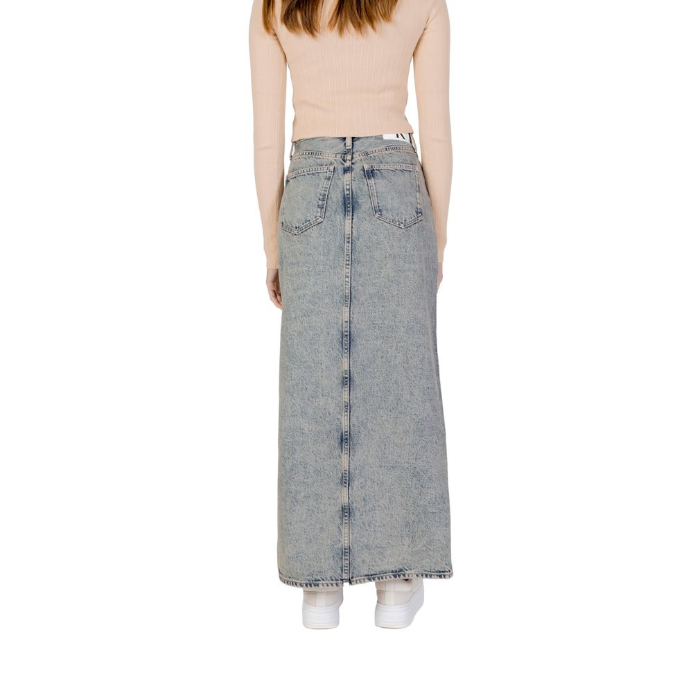 Jupe longue en coton bleu de Calvin Klein Jeans, style décontracté et élégant, visible sur l'image.