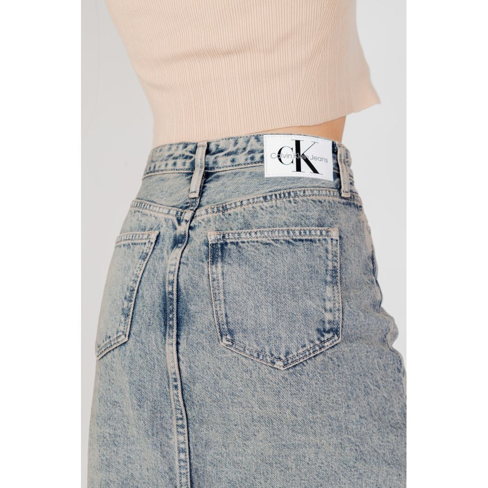 Jupe longue en coton bleu de Calvin Klein Jeans, coupe fluide et élégante, portée avec détails modernes.