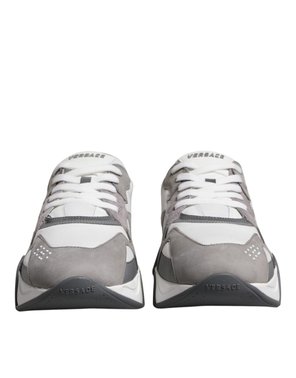 Chaussures sneakers basses Versace Squalo en cuir gris et néoprène, style chunky et moderne, vue de face sur fond neutre.