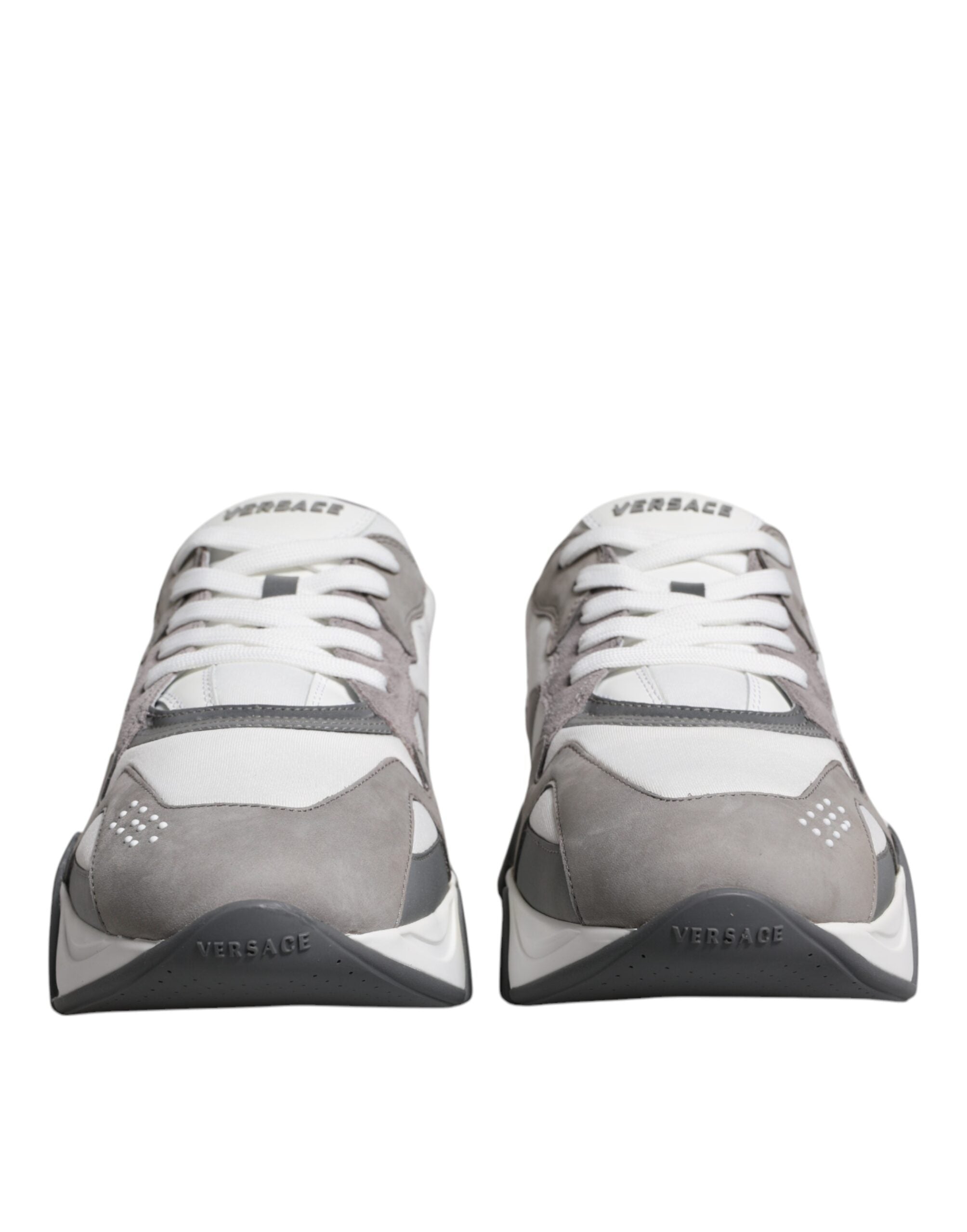 Chaussures sneakers basses Versace Squalo en cuir gris et néoprène, style chunky et moderne, vue de face sur fond neutre.