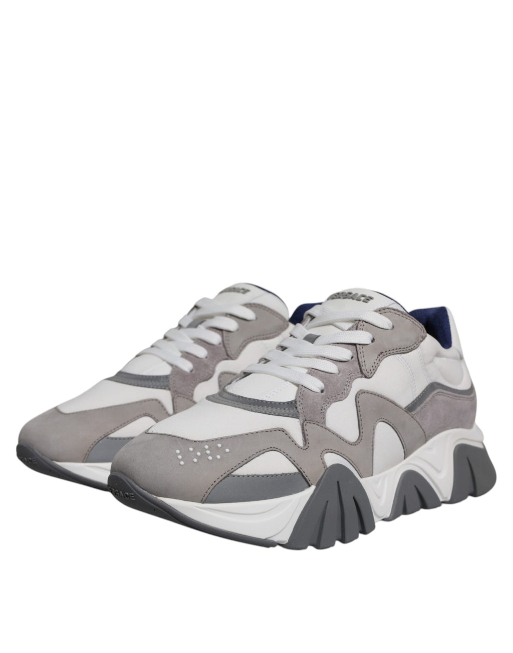 Chaussures basses Versace Squalo en cuir gris et néoprène, baskets chunky à semelle épaisse et design moderne.