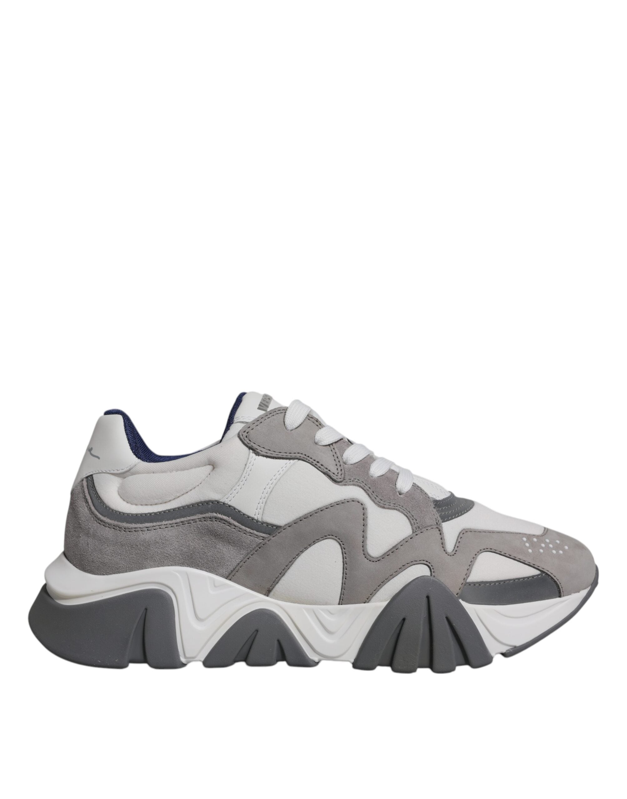 Chaussures sneakers basses Versace Squalo en cuir gris et néoprène, style chunky et moderne, vue de face.