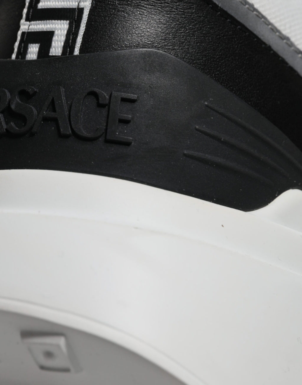 Chaussures basses Versace en toile multicolore avec motif Medusa, sneakers en canvas pour style décontracté.