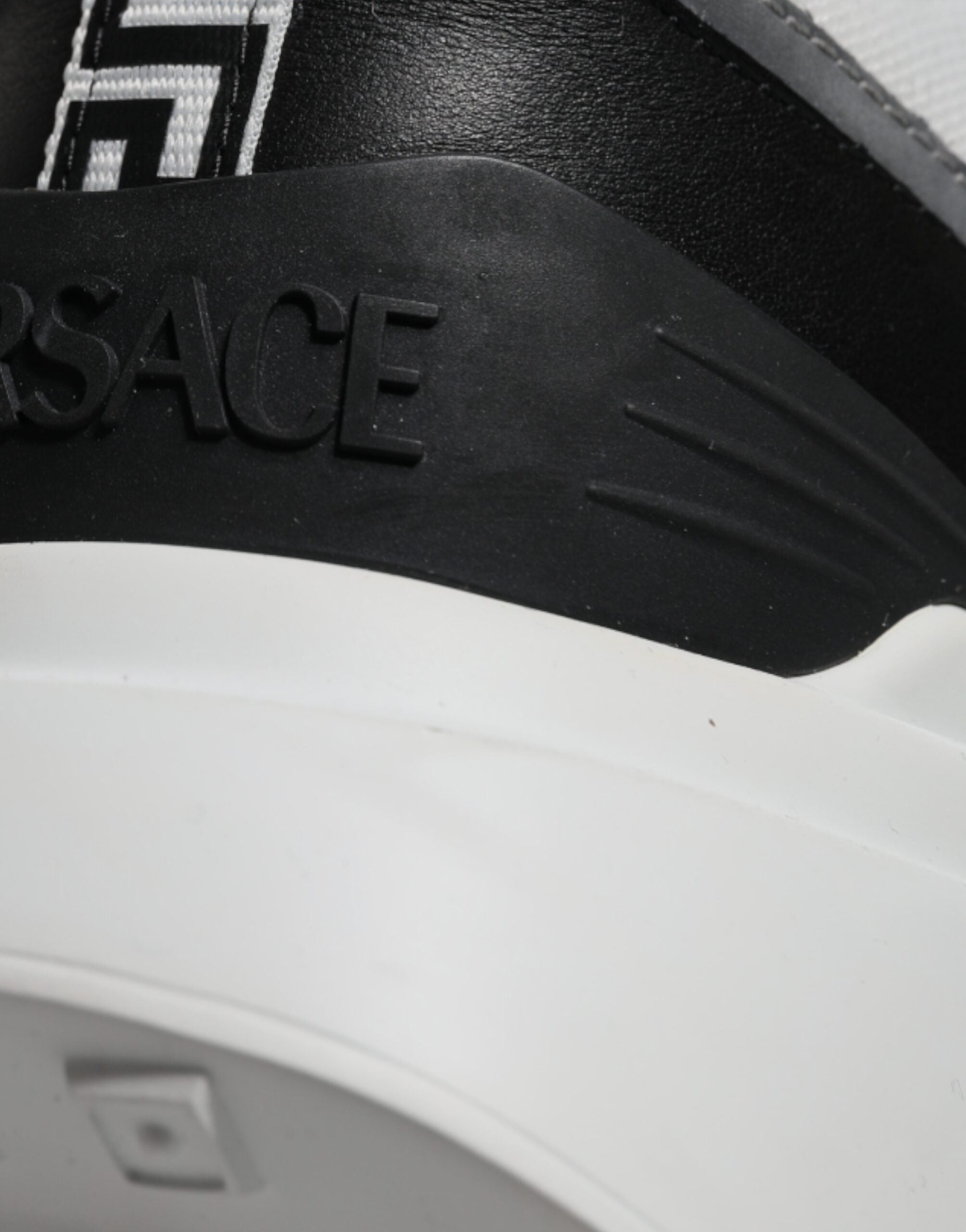 Chaussures basses Versace en toile multicolore avec motif Medusa, sneakers en canvas pour style décontracté.