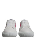 Chaussures sneakers plateforme basses Versace blanches et roses avec motif Greca, style élégant et moderne