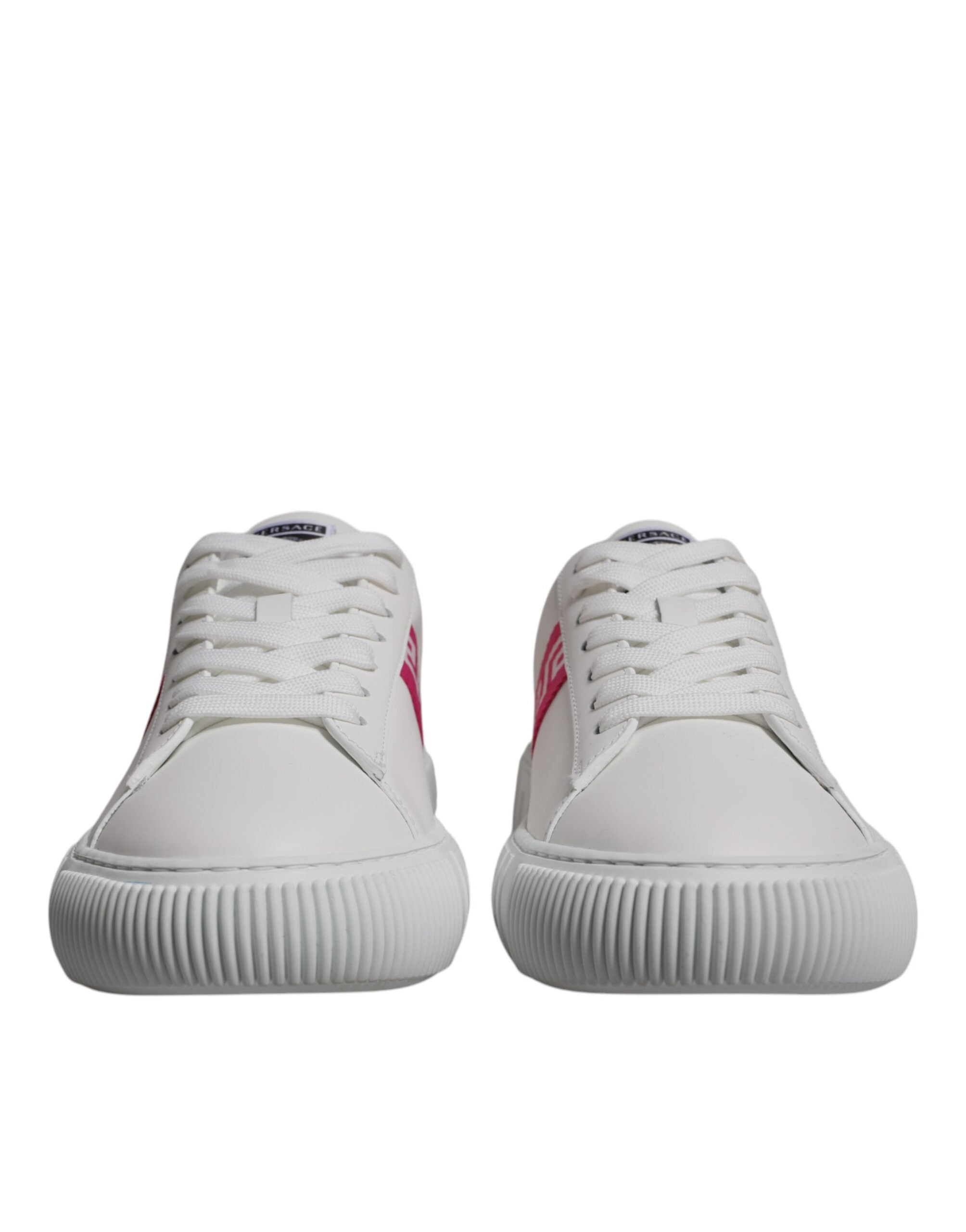 Chaussures sneakers plateforme basses Versace blanches et roses avec motif Greca, style élégant et moderne