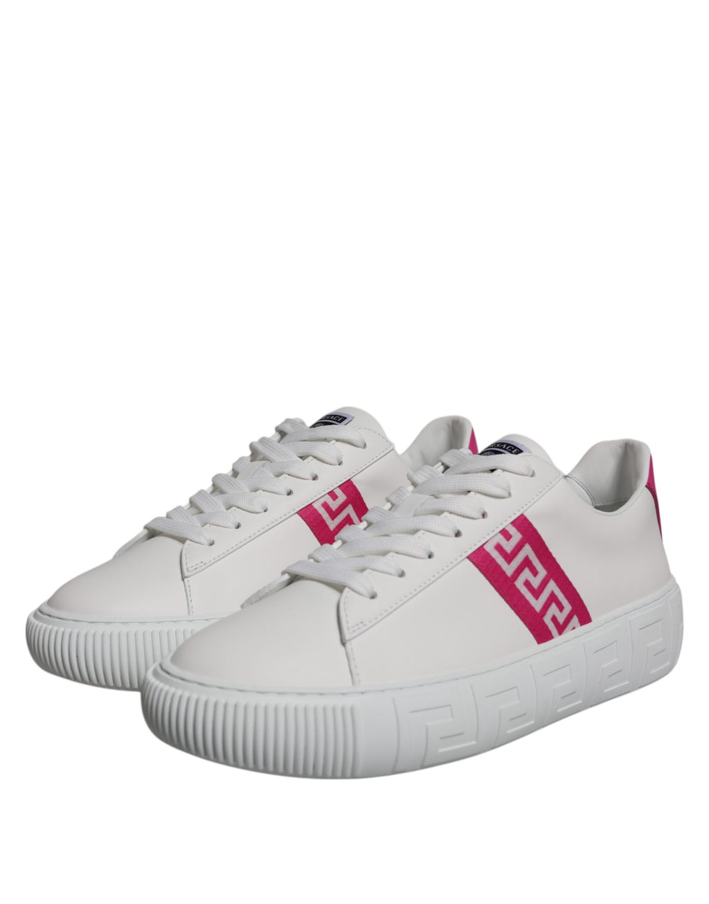 Chaussures sneakers basses Versace blanches et roses avec motif Greca en plateforme, style tendance et élégant.